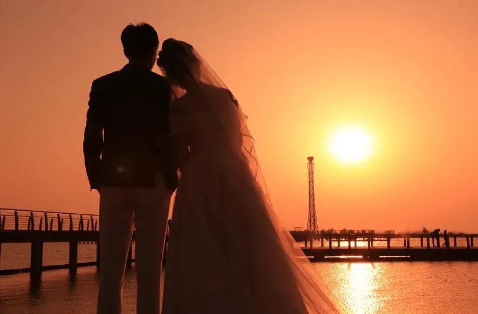 河南一男子订婚，说好给女方36万彩礼，却没能凑齐，被女方催促后回家和父母大吵一架