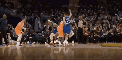 哈登，历史级别的双能卫，虽然没有总冠军，但他的能力真不需要总冠军证明了。
篮球运