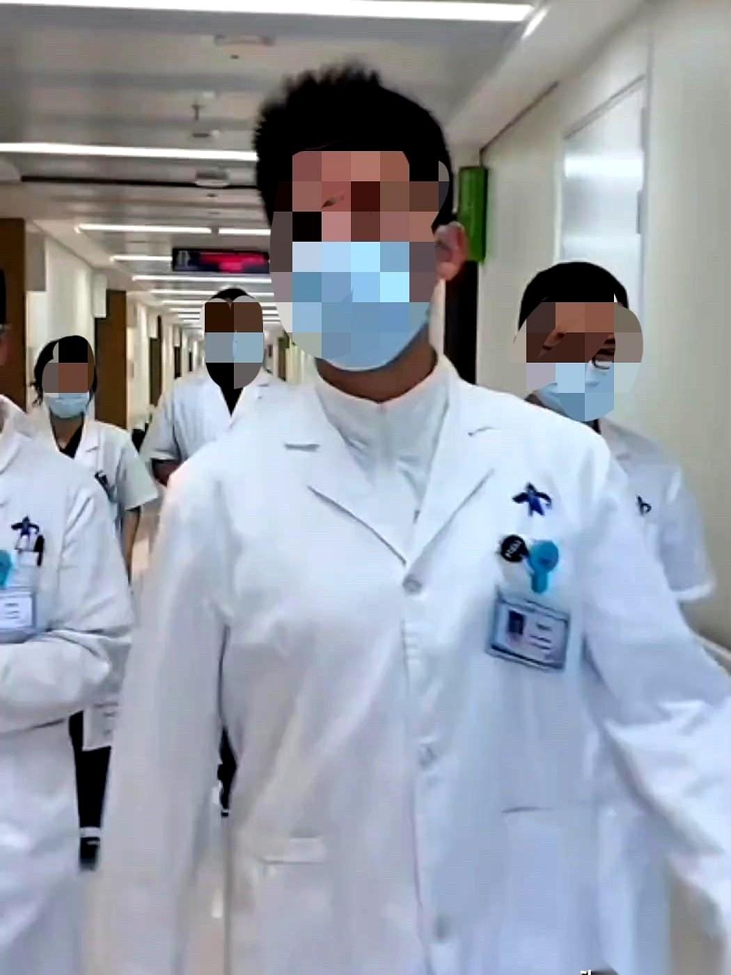 一位肿瘤科主任，办公桌对面坐着个西装革履的男人。
男人不聊病情，张嘴就是抱怨。嫌