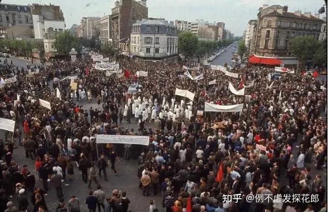 现在的巴黎街头陷于烟火暴力之中，毫无意义的暴力，参加者只是为了愤怒的情绪。
差不