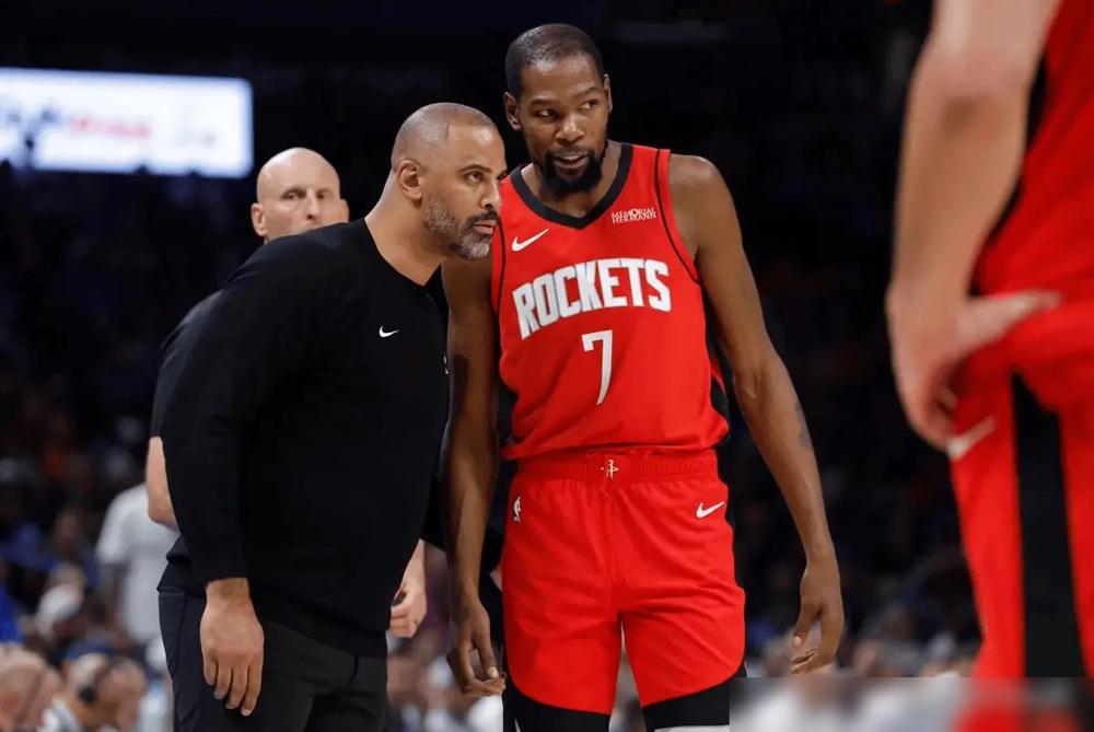 火箭领先三分突然崩盘，你敢信申京被詹姆斯防到崩溃？
 
末节一度领先3分，火箭却