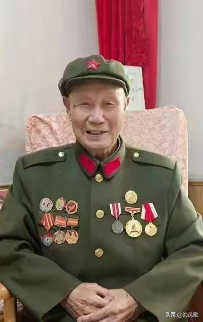 97岁的老兵郑国卿胸前挂满勋章，笑容慈祥。他1947年入伍，参加了解放战争和抗美