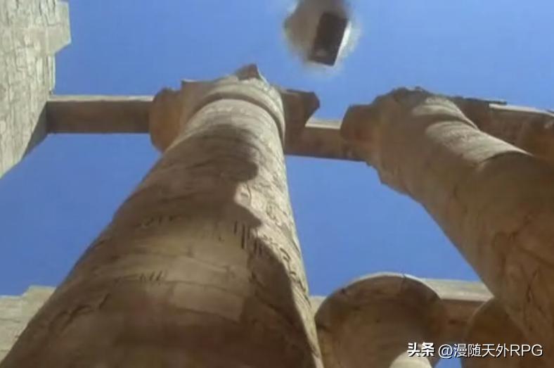78年上译版的《尼罗河上的惨案》里，在卡纳克神庙游览时，那块从天而降的大石头到底