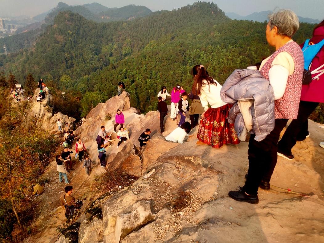 《刀锋之上，烟火人间：龙洲湾刀片岩的徒步热望》
 
周末的重庆巴南区龙洲湾山后，