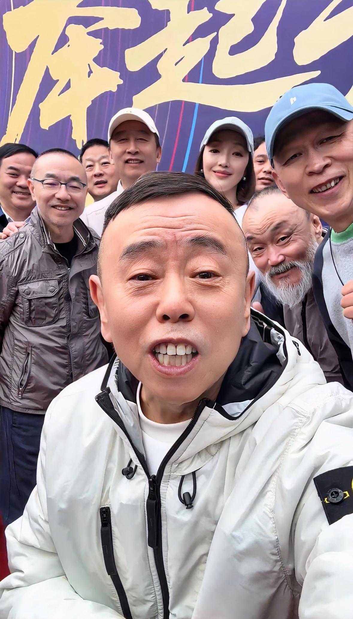 等了16年电影《举起手来》再出续集，举起手来3在河南新乡已开机拍摄，主演潘长江和