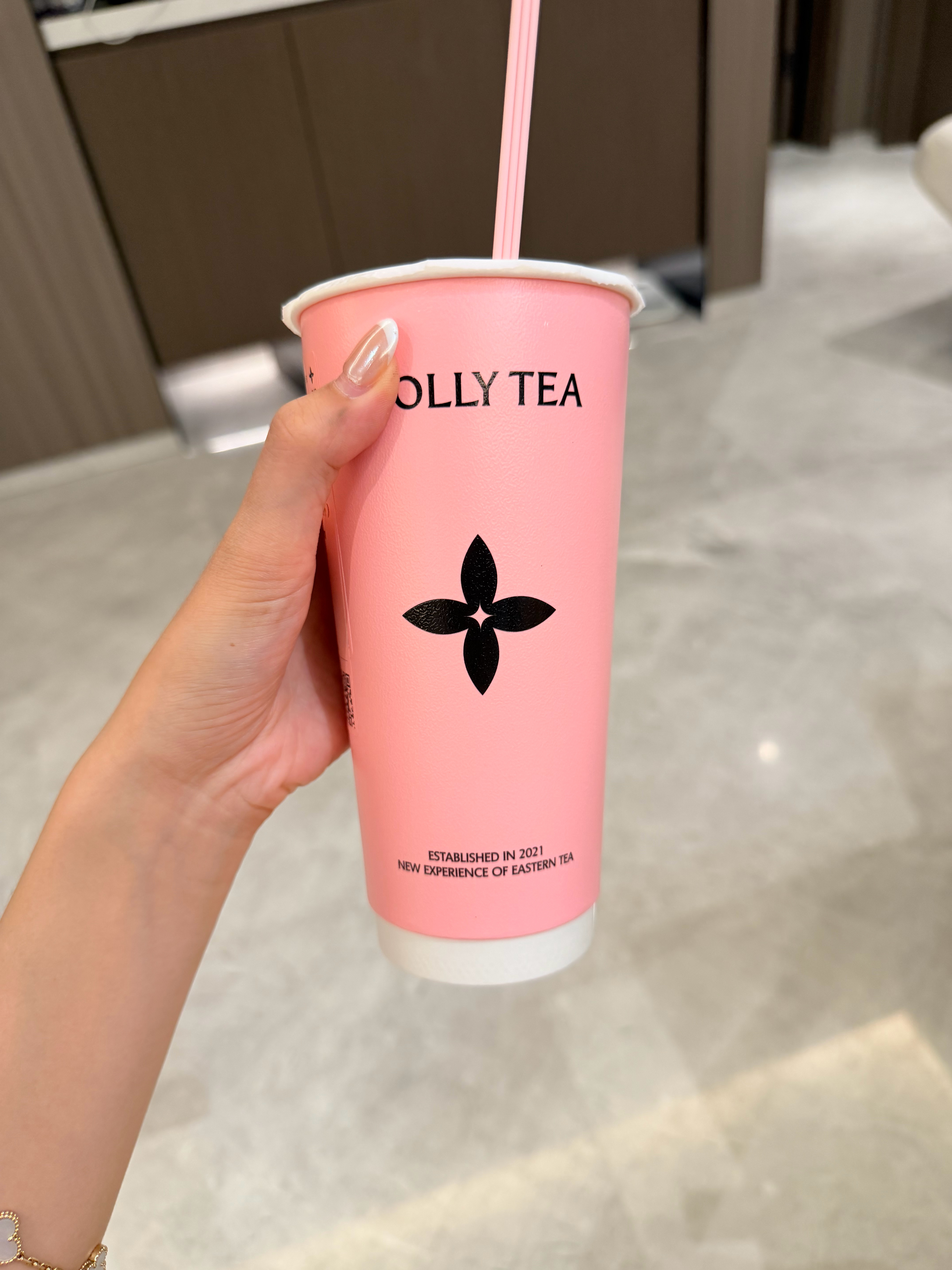 来姨妈必须奖励自己一杯茉莉奶白一回来又陪我老公健身做瑜伽 然后他现在又出去打球了