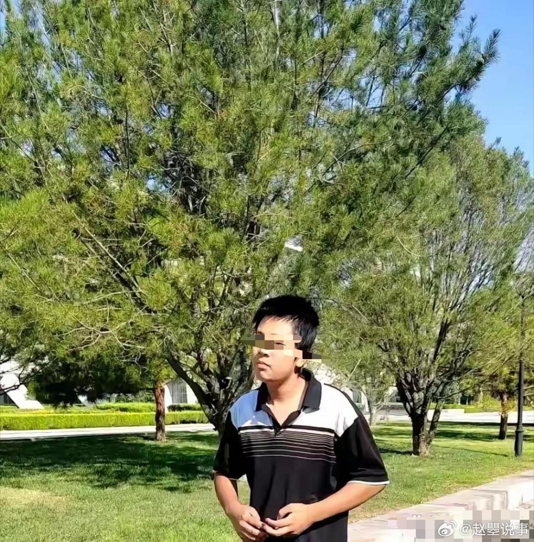 一个当妈的，死在屋里整整一星期，都发臭了才被邻居发现。而她那个重度自闭症的孩子，