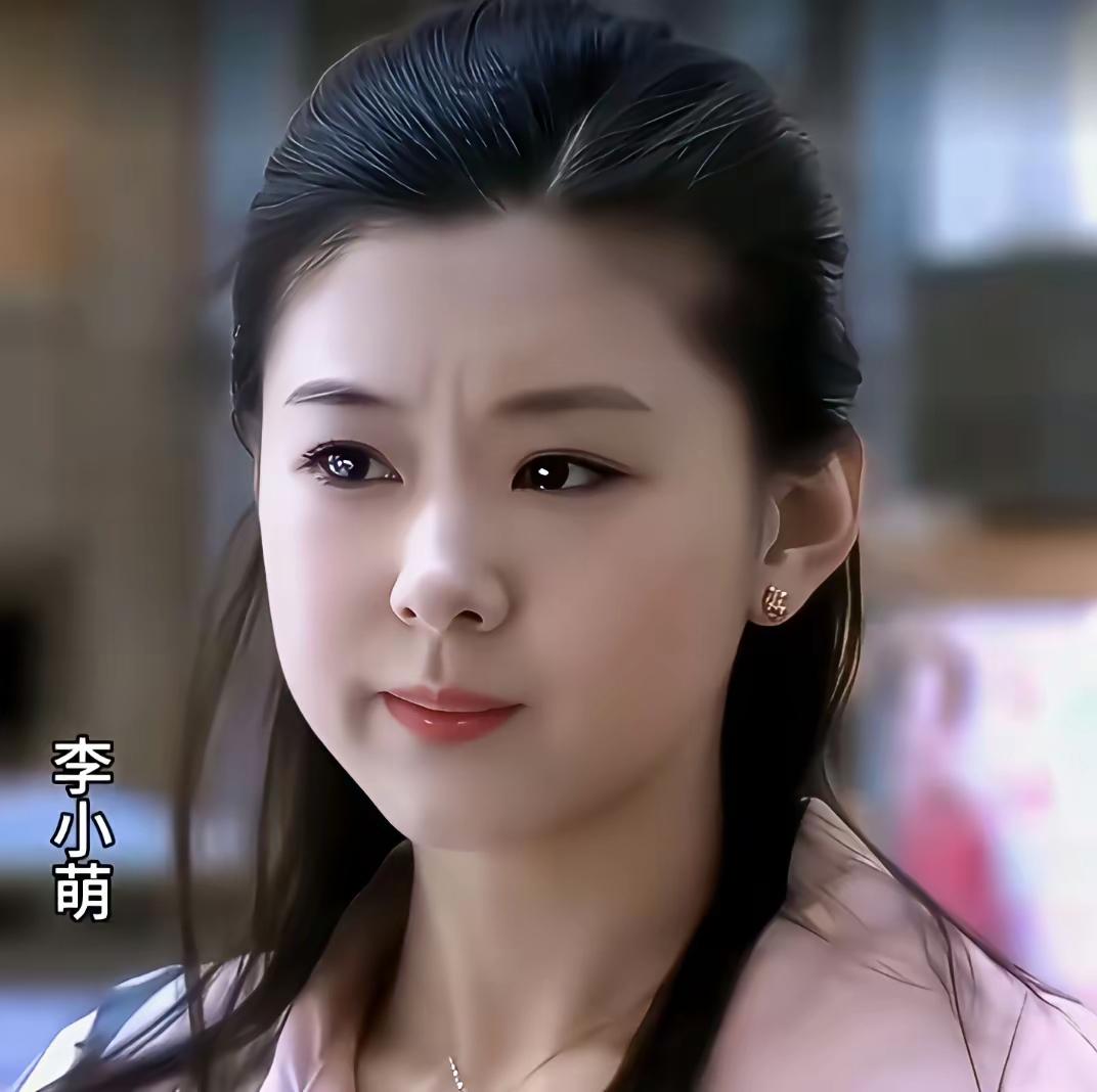 赵丽颖、董洁、李小萌同是娃娃脸，气质却各不相同。赵丽颖灵动元气，董洁清冷温婉，李