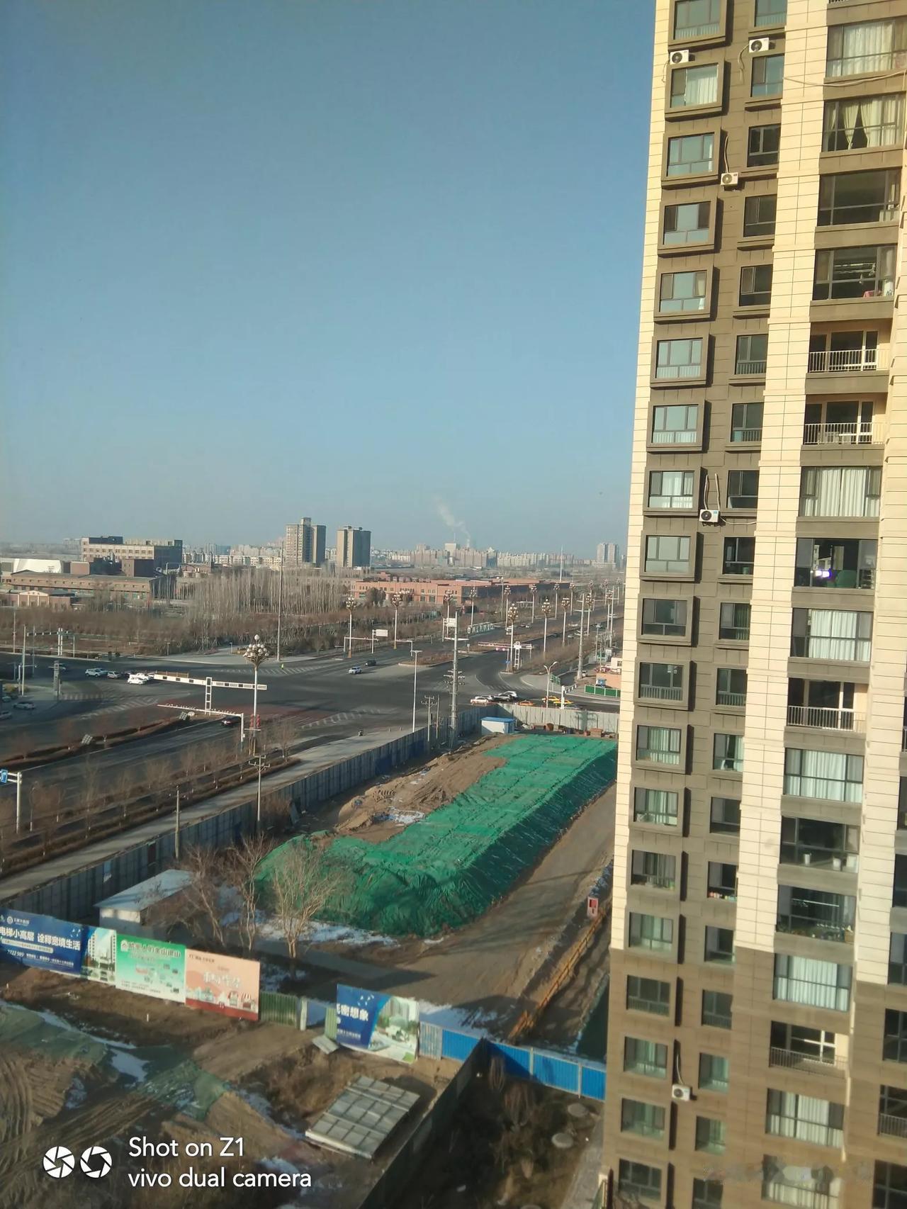 楼阁高耸映碧空，车水马龙闹市中。