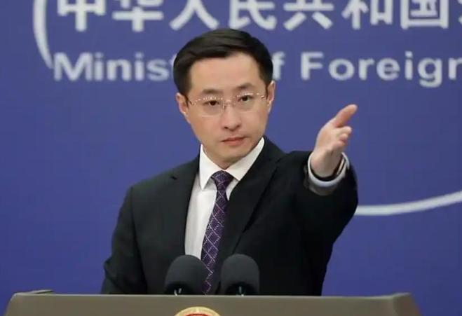 台积电这回可能真的走了一步险棋，甚至可以说是用真金白银买了个“慢性毒药”。
最近