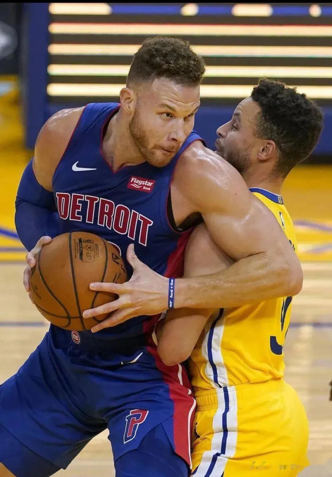 随着8月24号的到来，NBA勇士队一夜爆出3个惊人的新闻！

1，勇士有意自由球