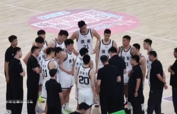 10月14日，中国篮协公布了全运会东道主参赛名单。广东男篮成年组阵容颇为亮眼，崔