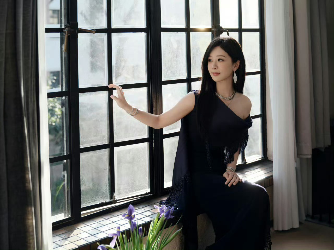 杨紫紫色高定紫妹是越来越美了 