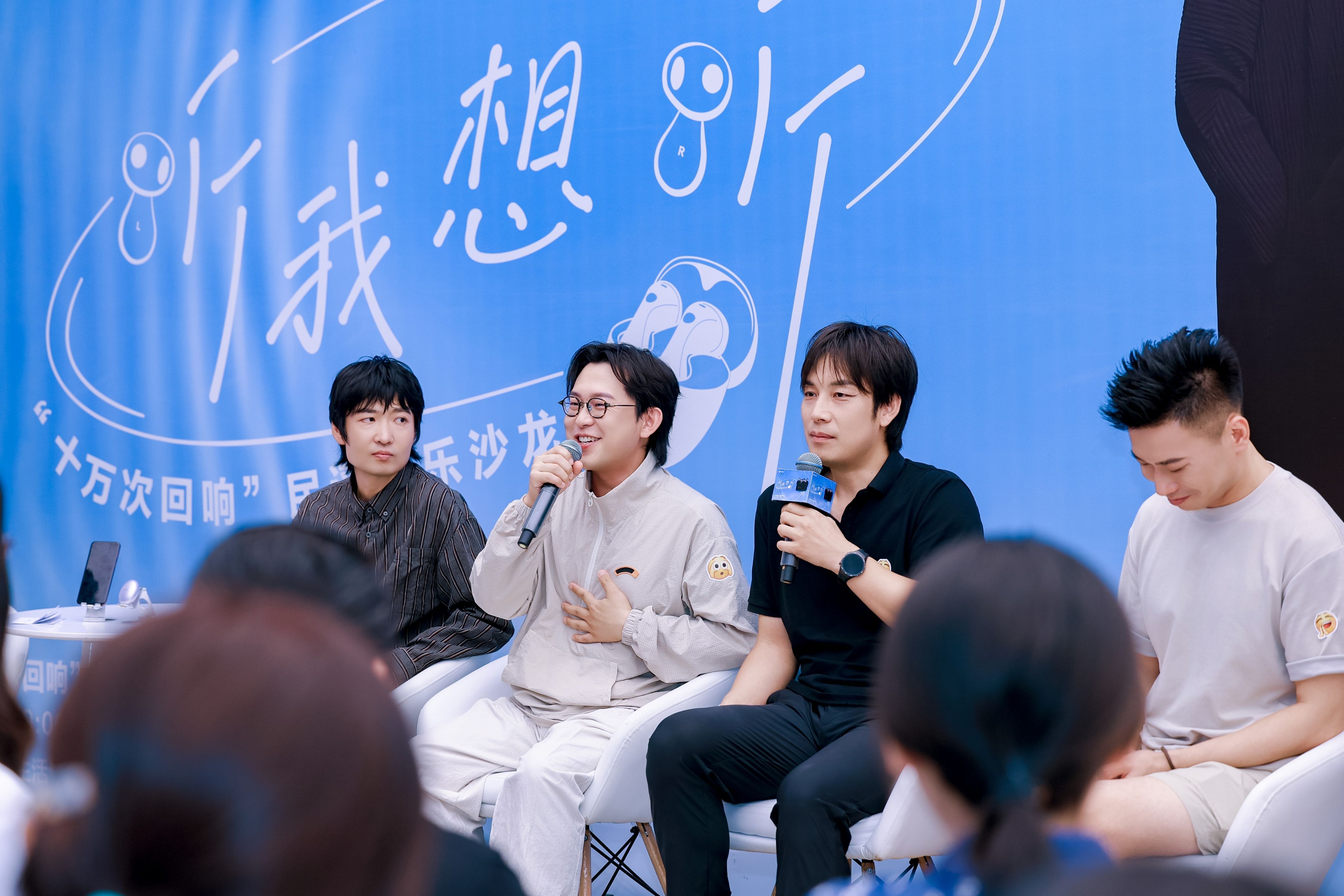 上周在华为智能生活馆“十万次回响”民谣沙龙度过了愉快的周五夜晚——现场了解鹿先森