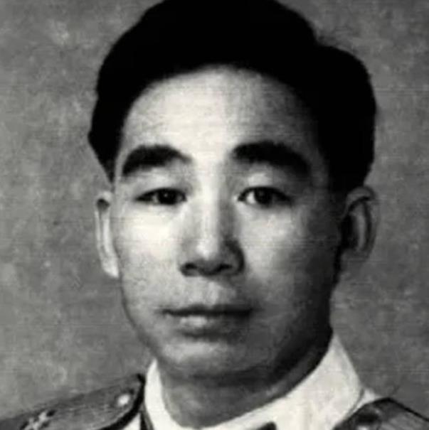 1956年，开国少将易耀彩带着妻子衣锦还乡，没想到，刚进村就看见了自己当年的童养