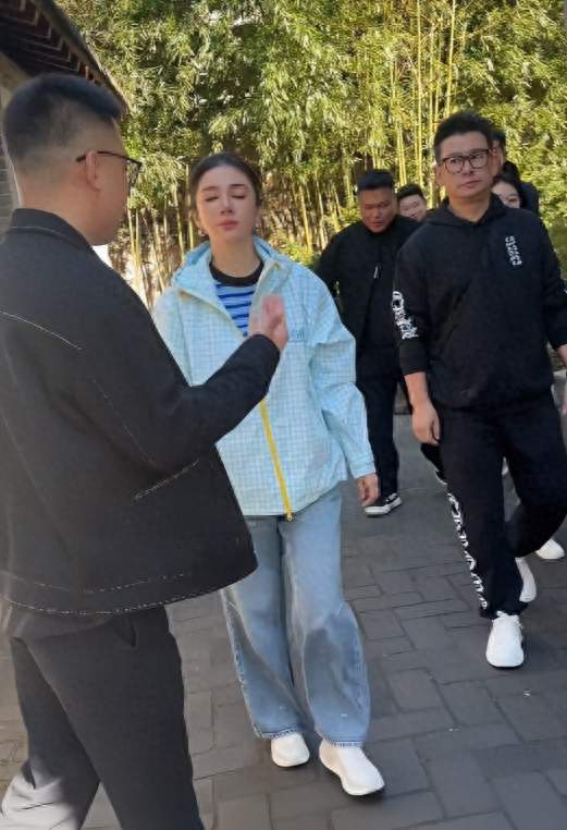 黄奕大孤山出行被骂翻白眼，回看王楚然三年网暴，别再被带节奏了