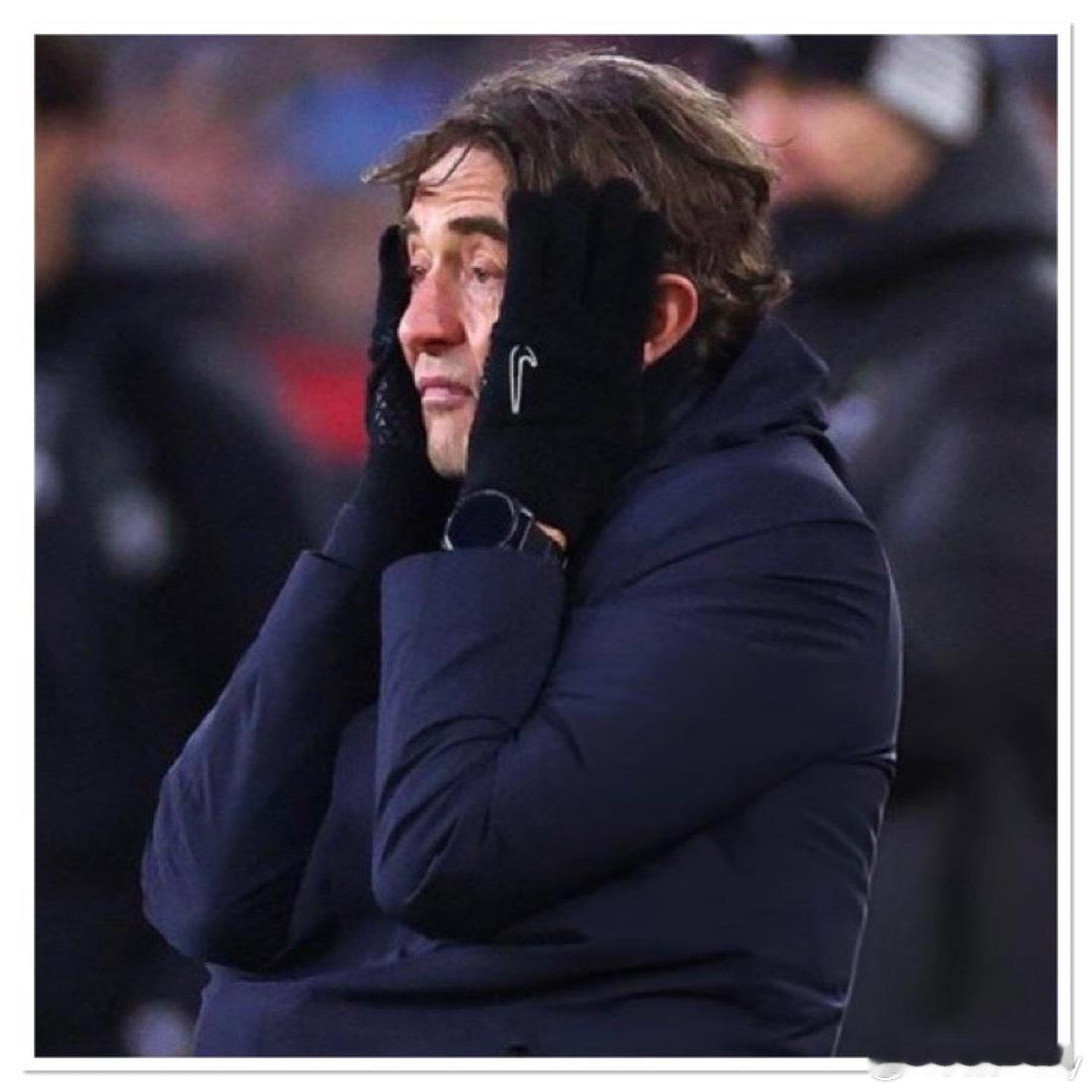 又是靠后卫的一天。昨天弗兰克从首发变阵到临场换人都有待商榷～八十分钟被逆转才慢慢