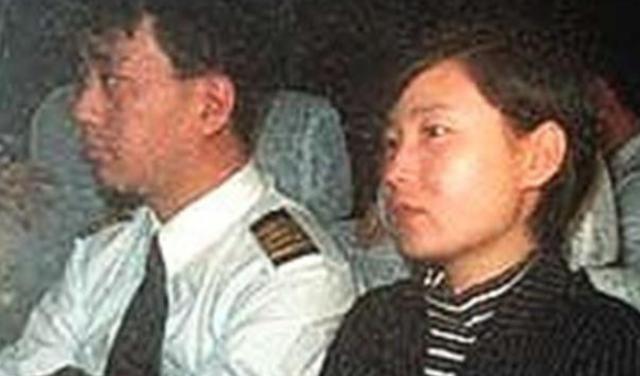 [太阳]1998年，国航机长袁斌因为不满没有分到房子，竟带着妻子，驾驶载有95名