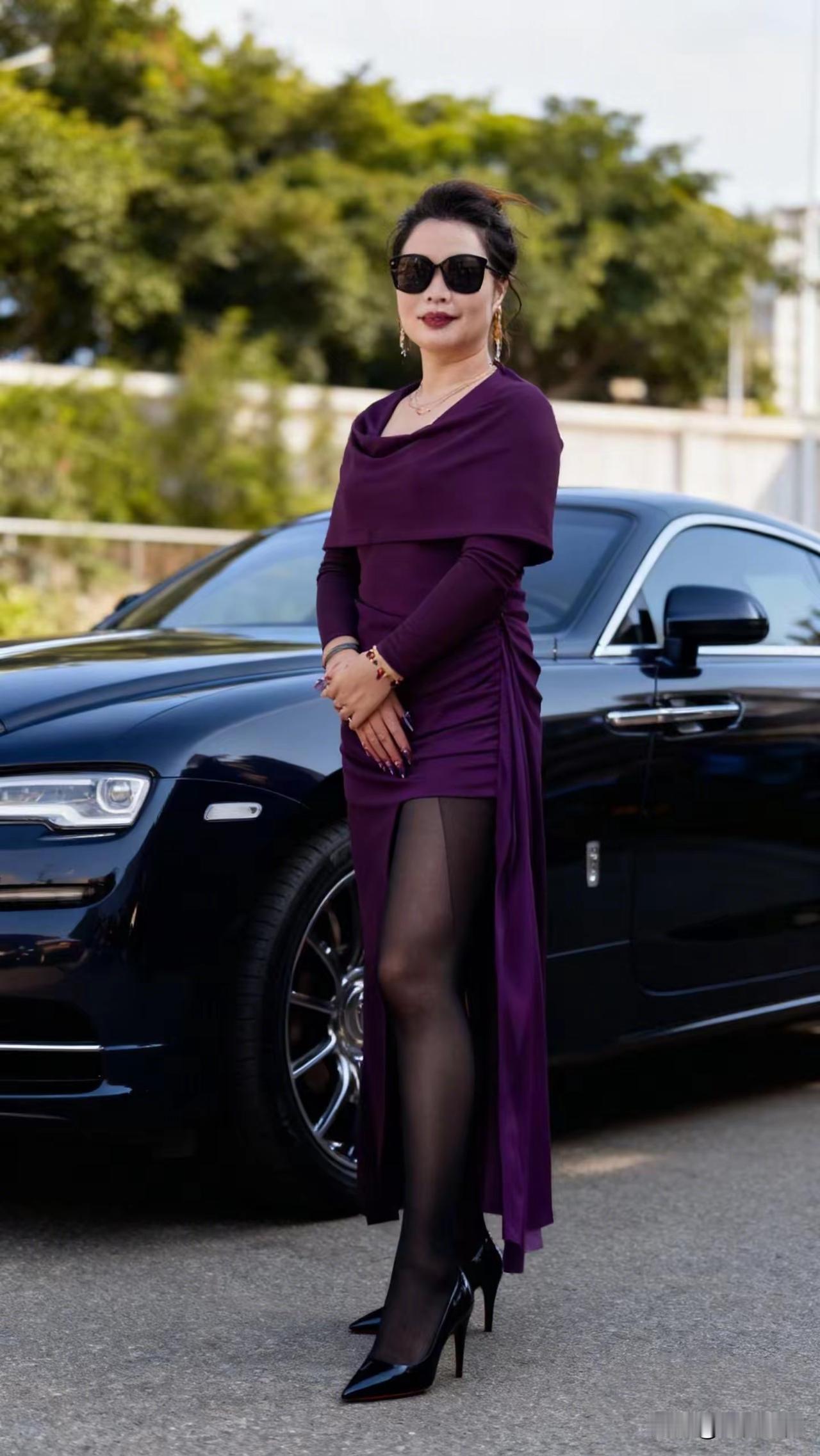 优雅车旁，紫色裙摆飘逸，自信微笑，尽显魅力。女人如何穿出含蓄的性感?