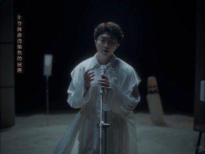 #原来毛不易的手这么好看# 相信只要是看过了为毛不易的新歌mv，肯定也会被他的这