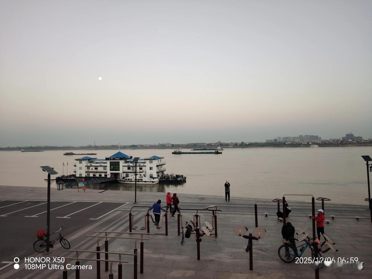 长江岸边晨练打卡分享运动