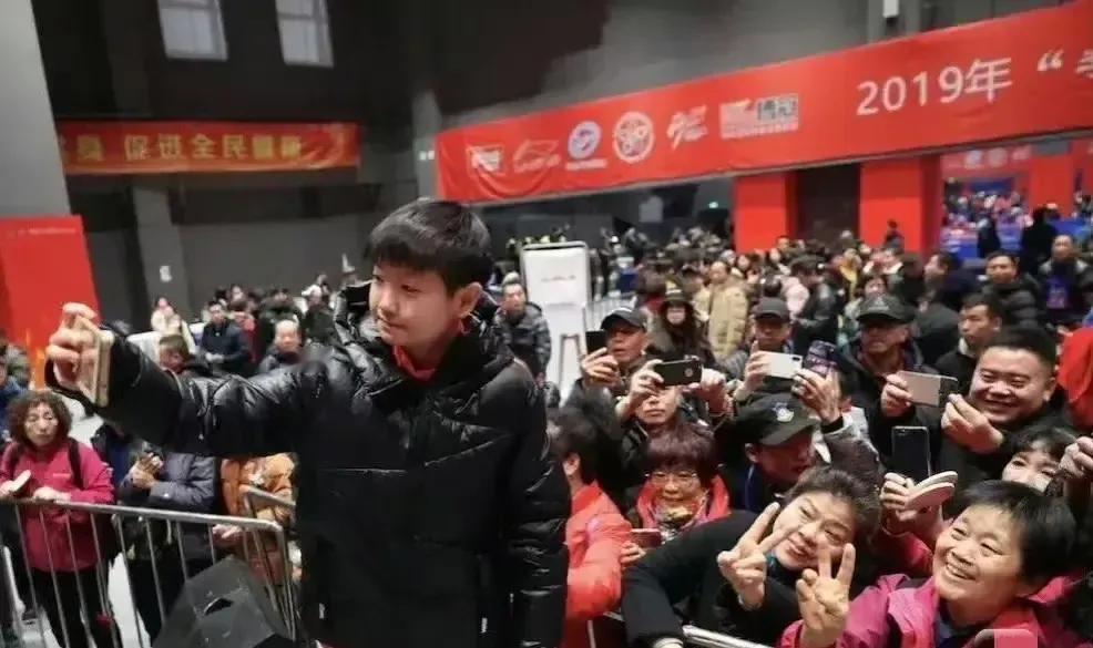 俺们爱莎莎
不是看她美
因为她是鱼🐟
俺们才是水

俺和莎合影
不是因为亲
她