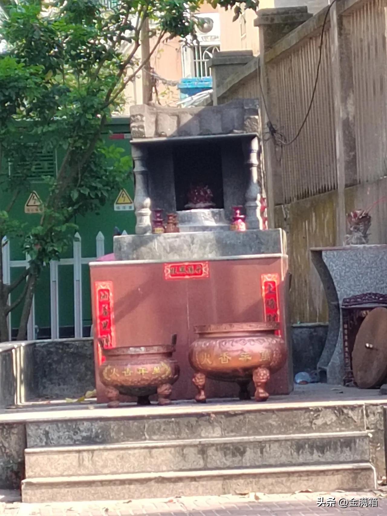 土地庙。学校门口旁的土地庙，红瓦灰墙，静静伫立。土地公的目光穿过晨暮，注视着这里