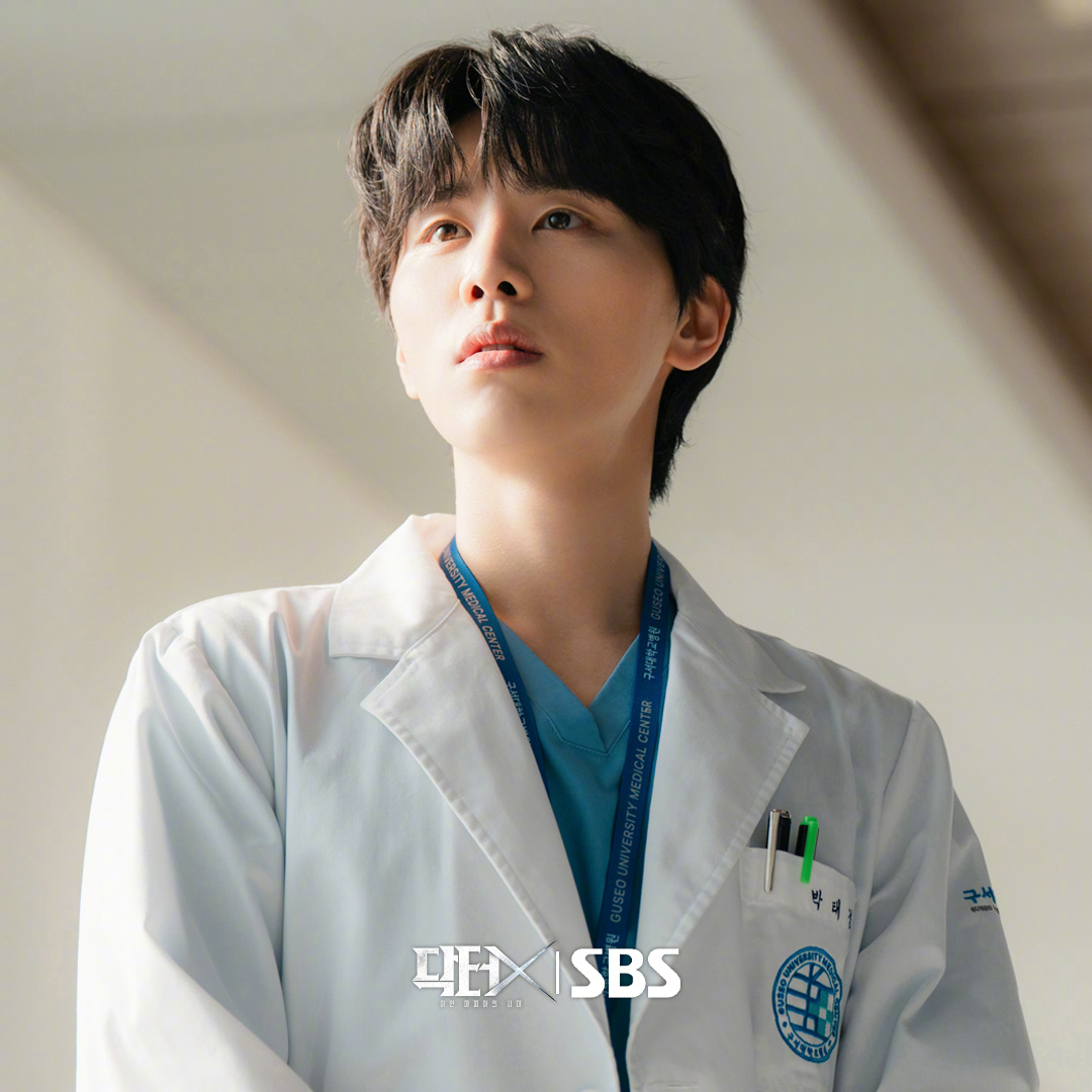 SBS新金土剧Doctor X:白色黑手党时代 公开金宇锡 剧照。该剧改编同名人