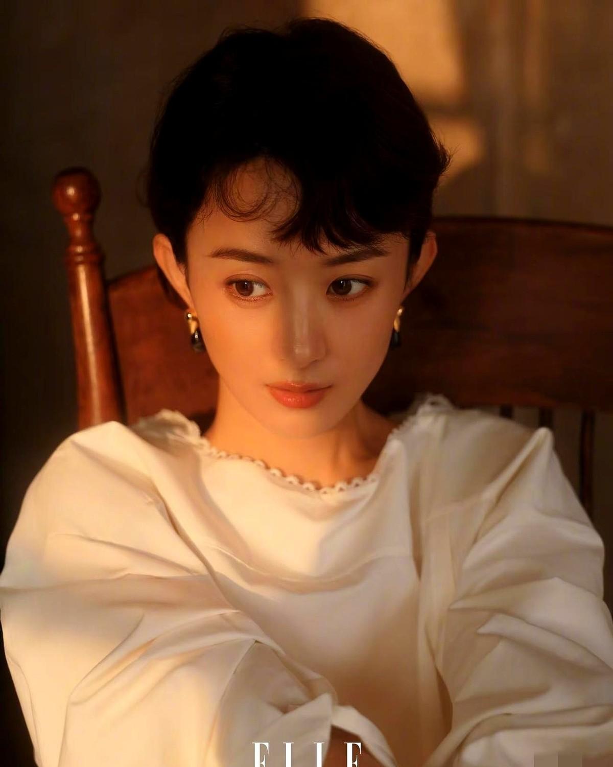 赵丽颖的眼神不杀了。
陈漫镜头下的新片花。
她靠在窗框上。
松弛的颈线。
散落的