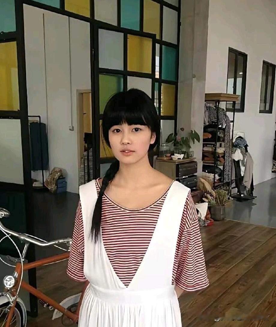 素人时期的白鹿和现在差别好大啊
感觉在明星里长相也一般啊，为啥会这么火？ ​​​