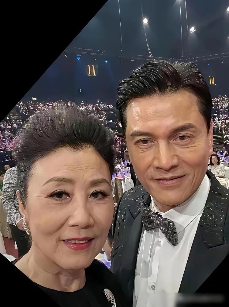 吕良伟身边的美女是谁？
你们认识吗？
她是演员，又是主持人，可谓是全能型人才
她