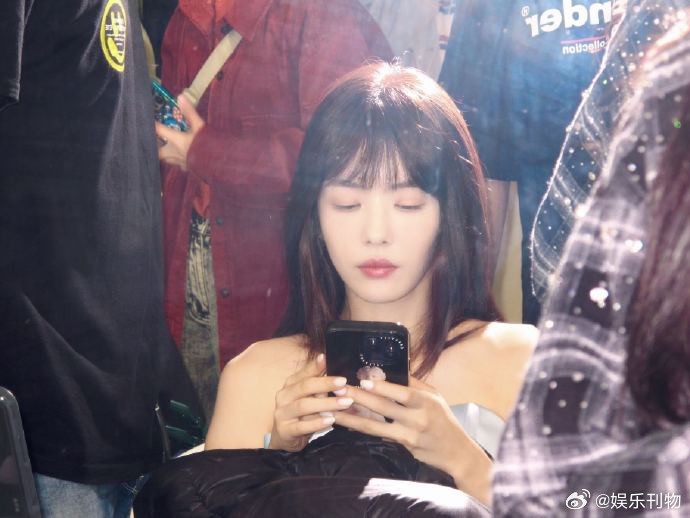 蔡文静美丽和温度两手抓  镜头聚焦蔡文静，一袭蓝裳，尽显典雅清冷。旁人冻得跺脚，