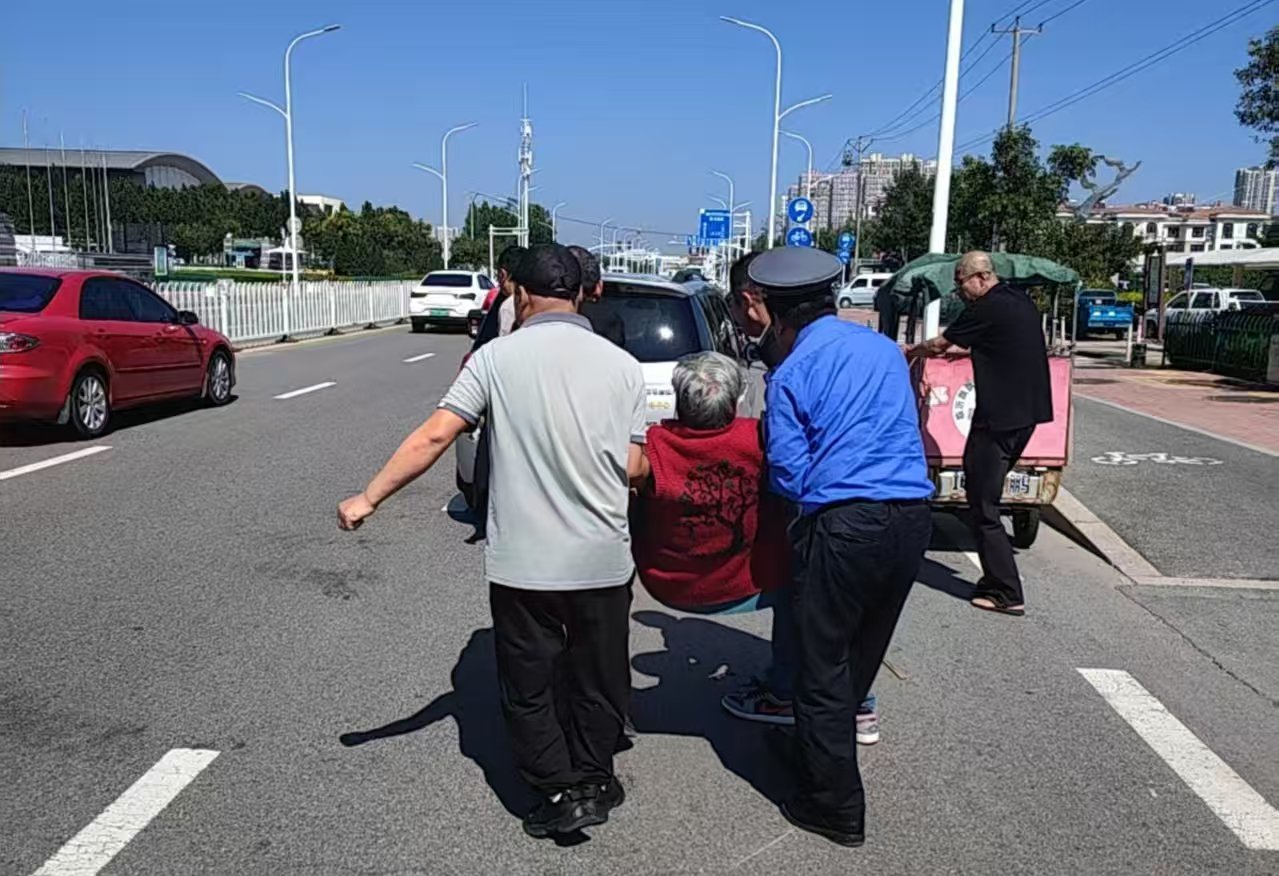 兰山城管：巡查途中遇险情 伸手救援暖民心