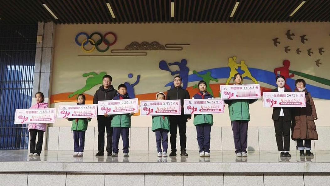 如暖流汇聚成河！这所学校太好哭！

山西临汾市第一中心学校的操场，最近暖得让人想