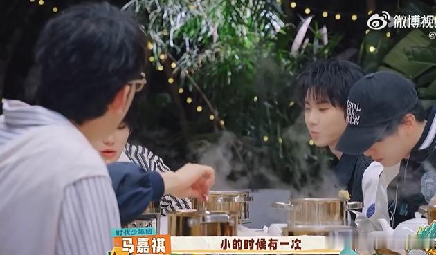 马嘉祺每次回家都会抱妈妈 从小被温柔以待，长大也把温柔还给家人。马嘉祺格外看重和