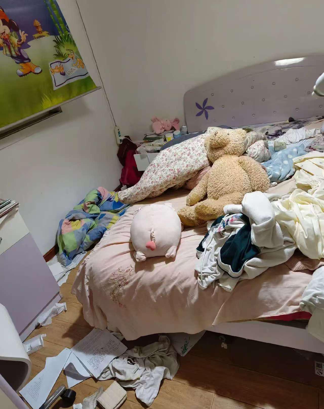 19岁女儿，离高考只剩100天，我却彻底管不住了。
 
我心疼她高三压力大，过年