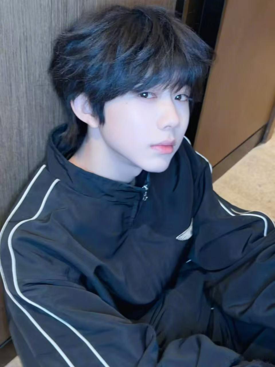 陈奕恒 卷毛小狗 谁懂陈奕恒的卷毛造型啊，自带软萌气质，帅中带甜，像温顺又亮眼的