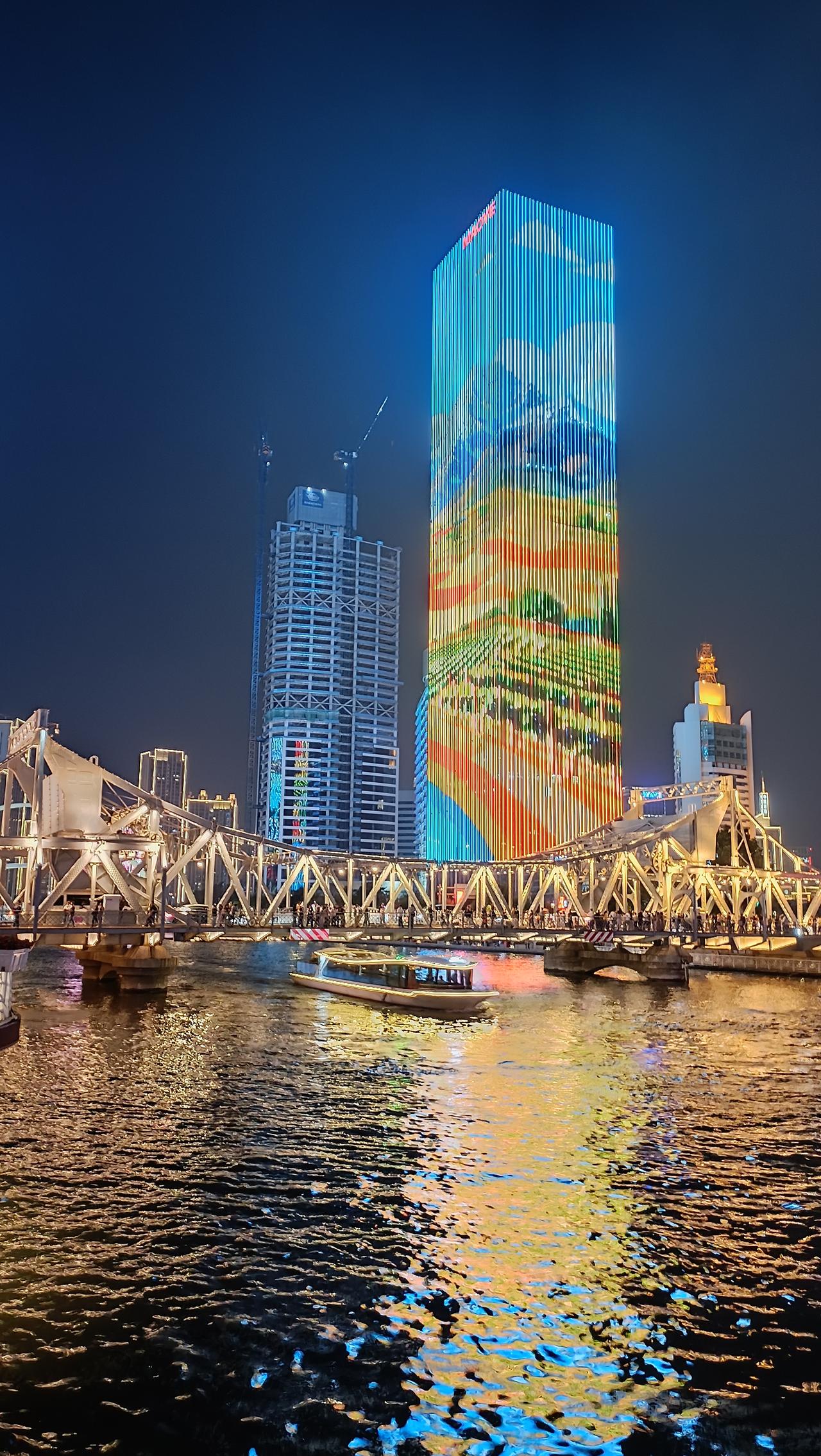 上周特意绕路去看了解放桥的夜灯，站在桥面上的时候整个人都看呆了。
百年的钢铁骨架