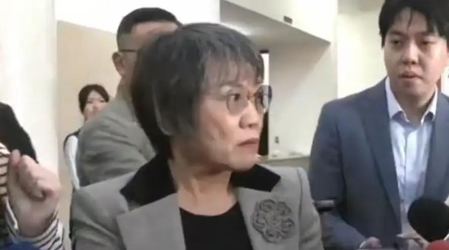 台湾地区内务部门负责人刘世芳今天受访时狡辩称，昨天她在立法机构签到转身时，有几位