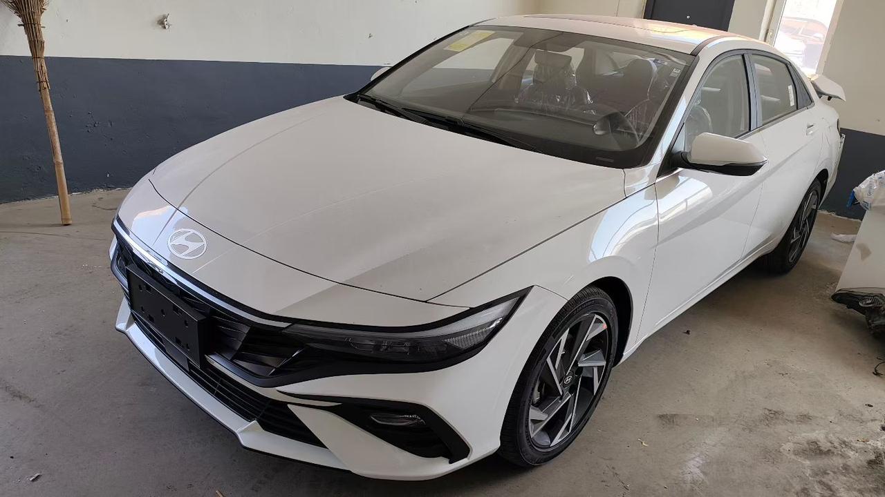 🚗现代伊兰特 1.5L CVT GLX精英版 指导价:112800 运损包修复