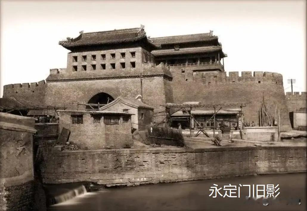 [太阳]1957年，北京的永定门被强行拆除，理由则是“妨碍交通”，没想到过了48
