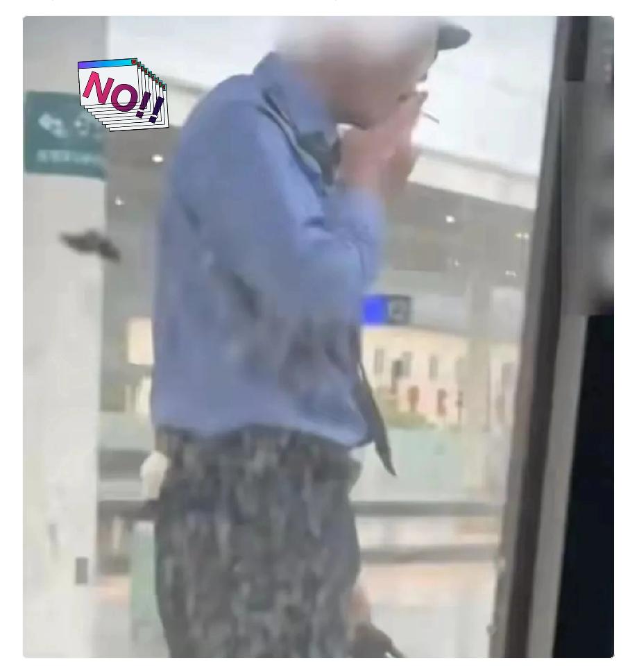 那个举报站台抽烟的沈女士，这回算是彻底翻车了。

说实话，工作人员违规确实不对，