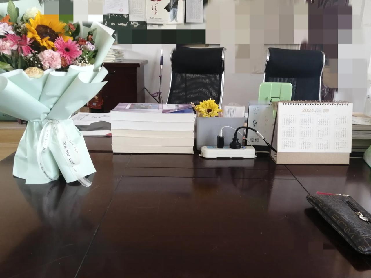 都这么归心似箭的吗？下午我有两节课，还有几分钟才下课呢，同学们就开始骚动不安起来