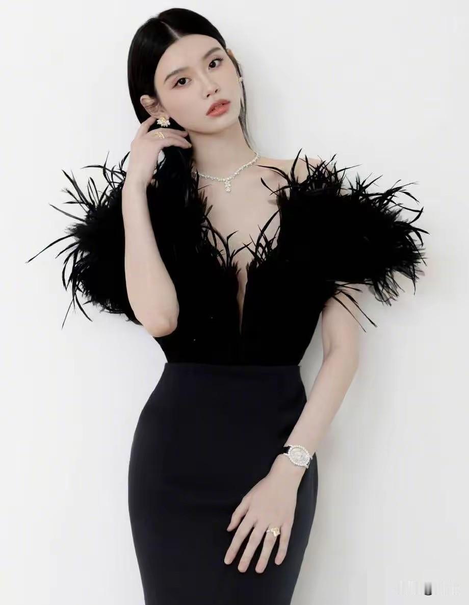 主持人向奚梦瑶发问，好奇她单身时期追求者应该络绎不绝，可奚梦瑶却坦言从来没有人追