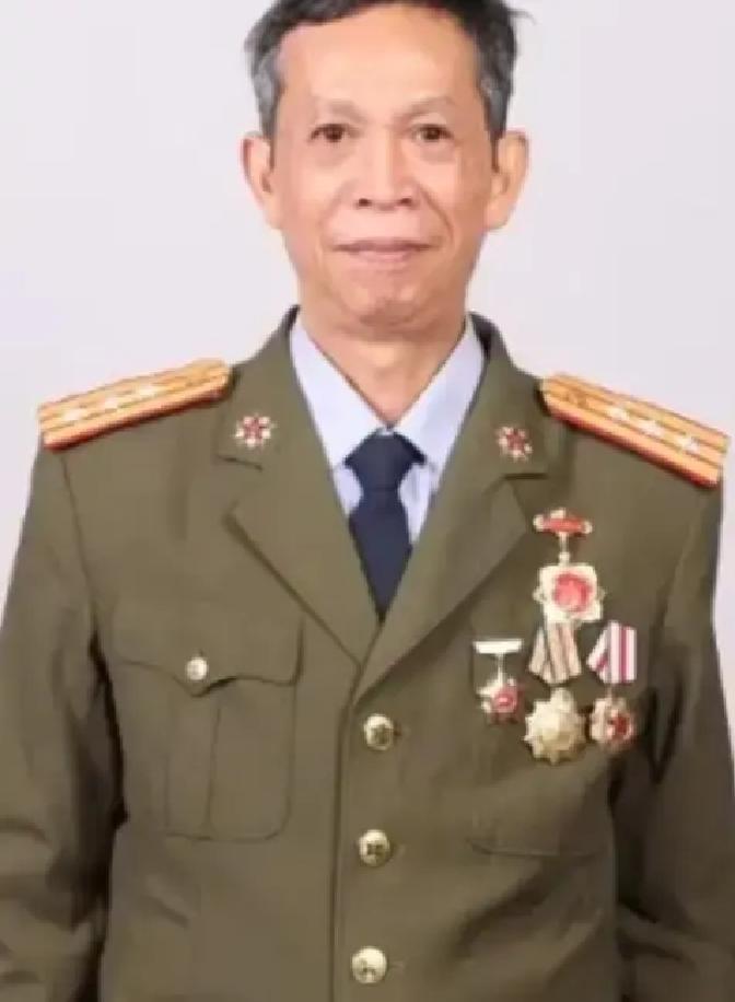 对越反击战中，副班长覃毅忠本被记三等功，团参谋长查到他，改为一等功并报请授一级战