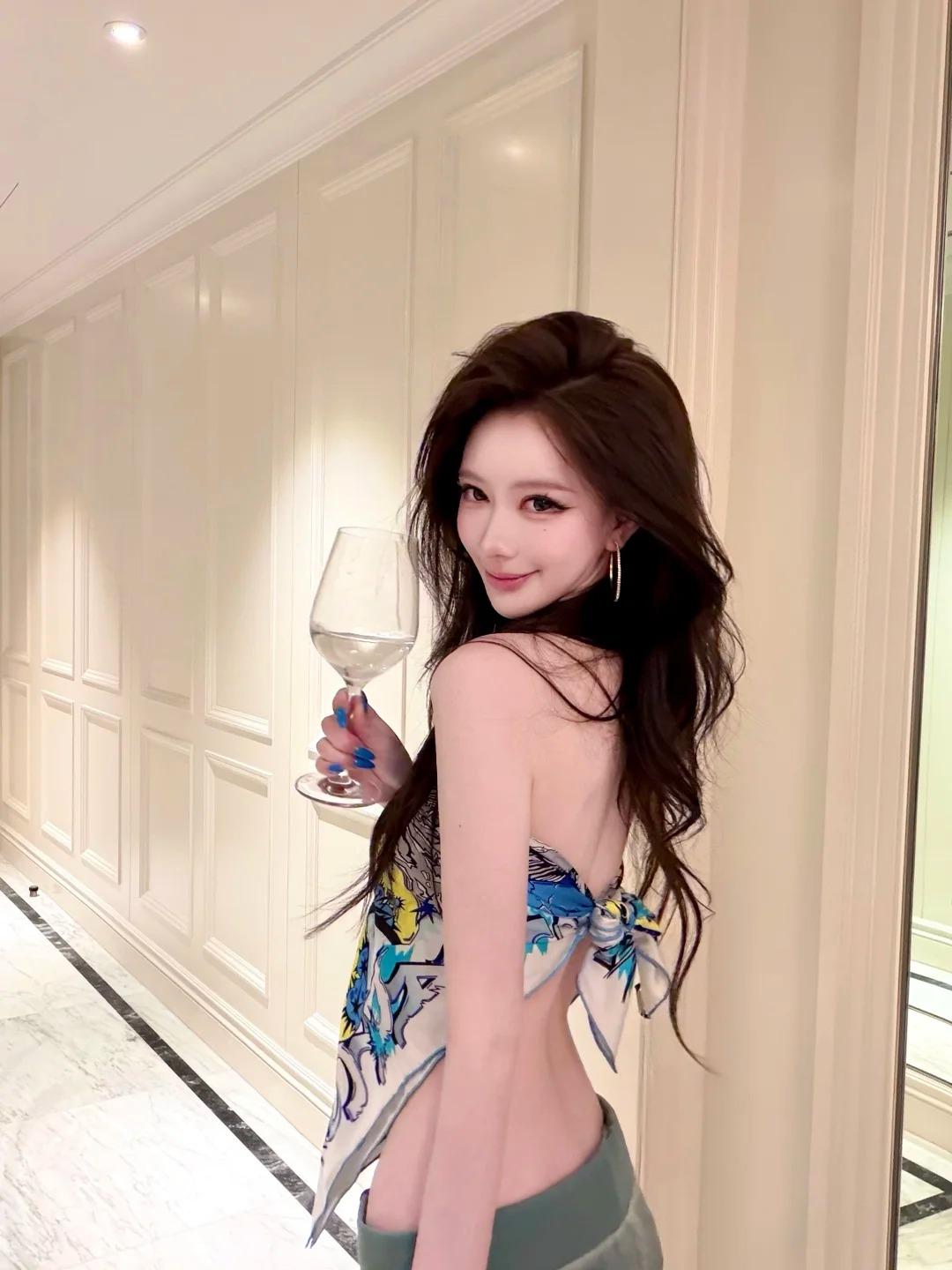 双眸闪亮的兼职模特少女，唇瓣开合间藏着肌理的幽微张力，似浸过晨露的绛色冰纹绫，色