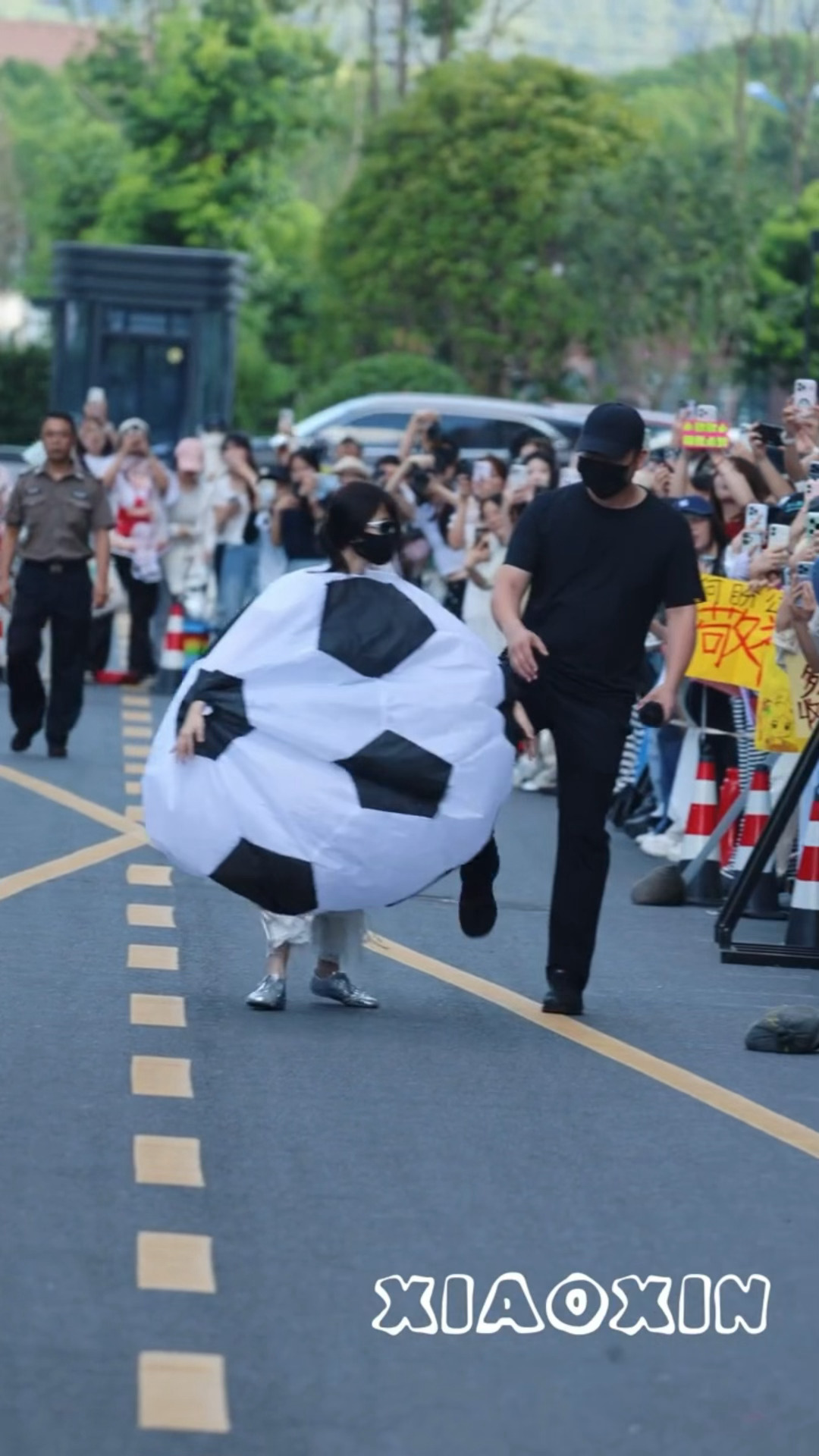虞书欣：桐哥来踢我一脚⚽️（