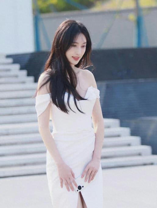 张俪展现尤物身材，白色开衩连衣裙加身肤白貌美超撩人