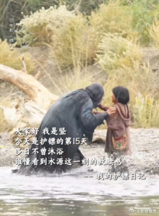 竖原来是小七的仇人之子真的被《镖人》这两个小朋友虐到了！竖是仇人杨素的儿子，从小