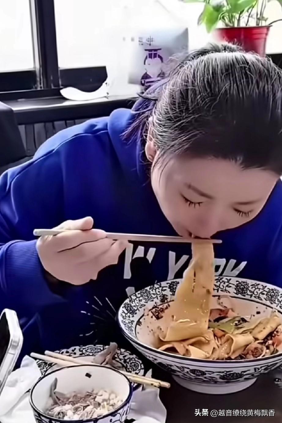 闫学晶现在吃饭也不说话了，就是低头咔咔一顿猛吃，一碗油泼面哧溜哧溜吃的太香了，不